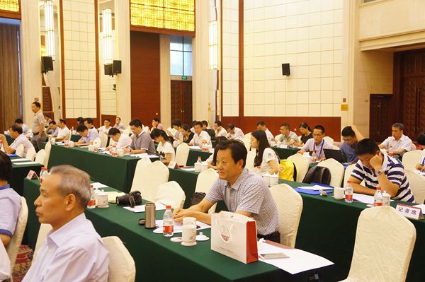 市委常委、副市长尹长友在全国推进林业改革座谈会上作典型发言
