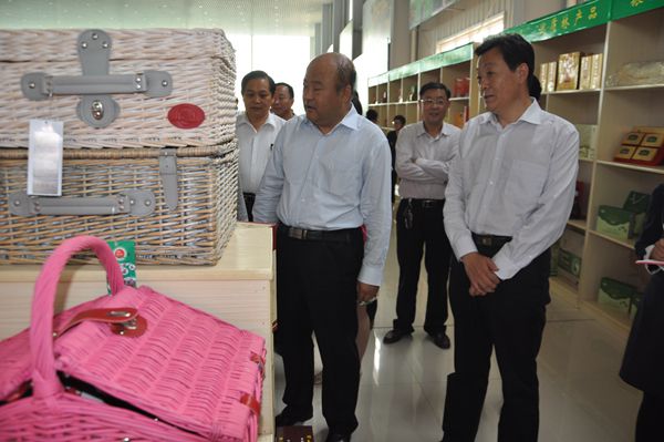 市委书记、市人大常委会主任张少军到沂蒙优质农产品交易会林业展区参观指导