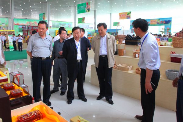 市委书记、市人大常委会主任张少军到沂蒙优质农产品交易会林业展区参观指导