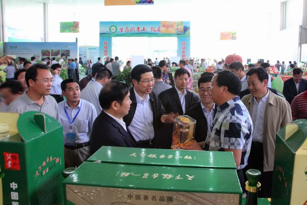 市委书记、市人大常委会主任张少军到沂蒙优质农产品交易会林业展区参观指导