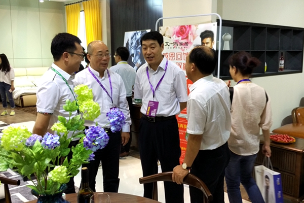 市人大常委会副主任丁善余率队考察第九届苏州家具展览会