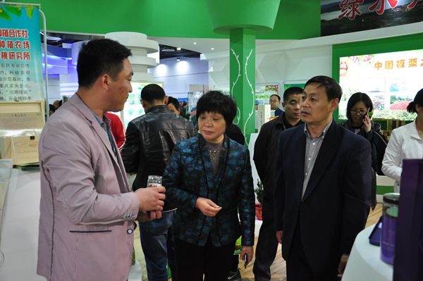 市委副书记、市长张术平等市领导到第五届山东沂蒙优质农产品交易会林业展区参观指导