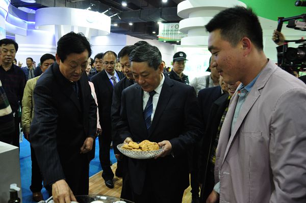 市委副书记、市长张术平等市领导到第五届山东沂蒙优质农产品交易会林业展区参观指导