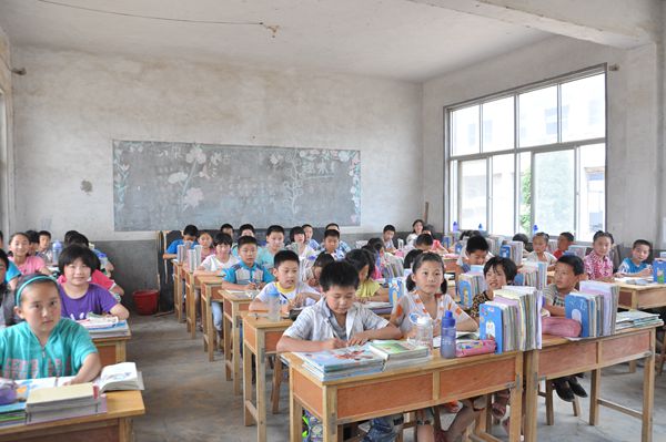 市林业科技推广中心党支部向蒙阴对山小学捐赠课桌椅