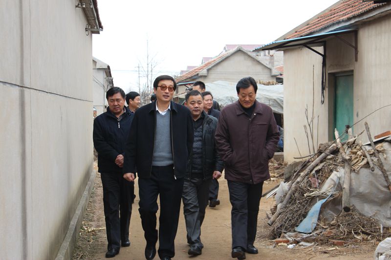 赵森到市林业局派驻“第一书记”任职社区走访慰问